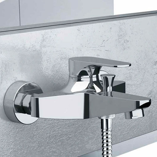 Смеситель для ванны и душа Remer Class line L05 хром Смеситель для ванны и душа Remer Class line L05 хром